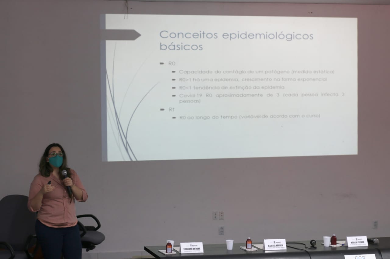 Professora Daniela Raguer, do Departamento de Educação em Saúde, fez a apresentação dos dados preliminares