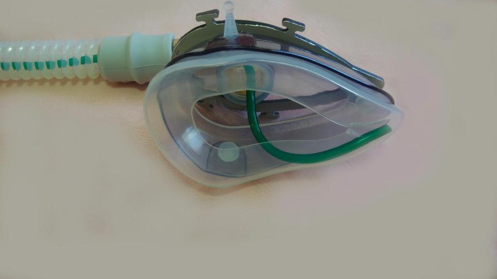 Máscara convencional foi adaptada para permitir fluxo de oxigênio para o paciente