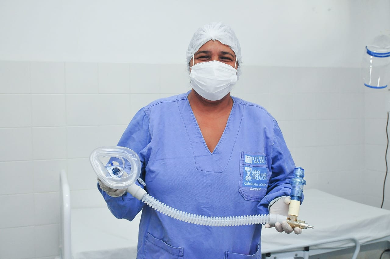 Fisioterapeuta Cristiane Leoni manuseia equipamento em unidade de saúde em São Cristovão.