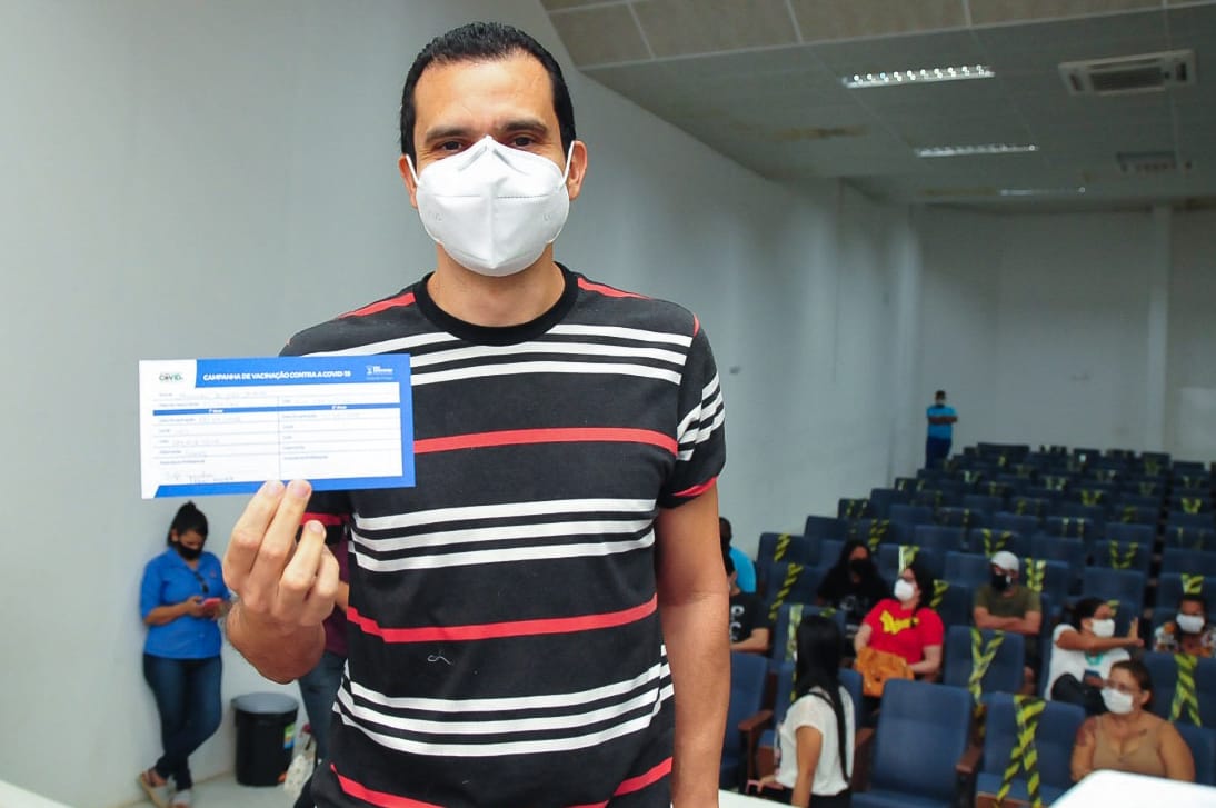 O professor Alexandre de Melo Andrade foi a primeira pessoa a se vacinar no campus de São Cristóvão. (fotos: Dani Santos/Prefeitura de São Cristóvão))